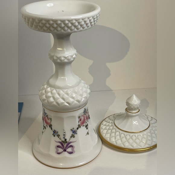 Pristine Vintage Westmoreland Milk Glass Wedding Vase with Gold Trim - Picture 11 of 16